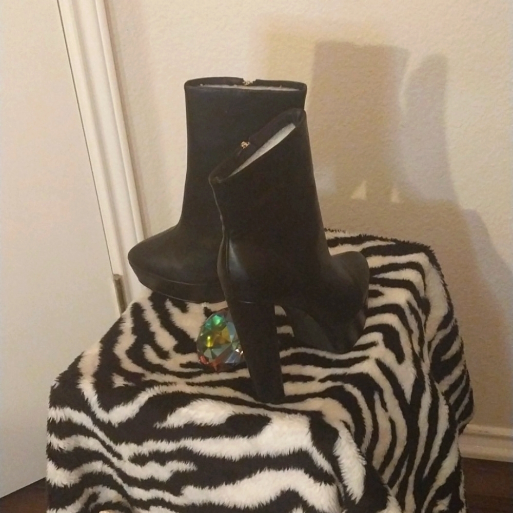 Black 6” High Heel Ankle Boots • Size 11 • Sleek Leather Look